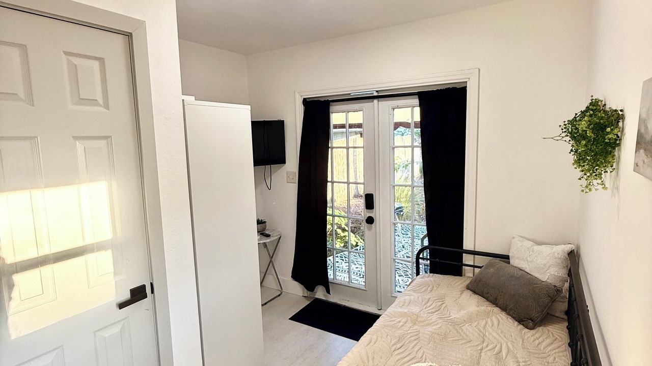 Photo of Bedroom in Central Oakland Park