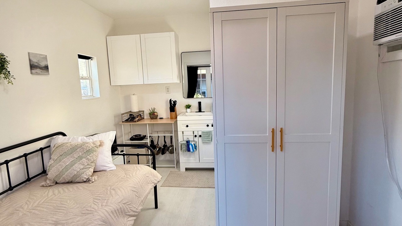 Photo of Bedroom in Central Oakland Park