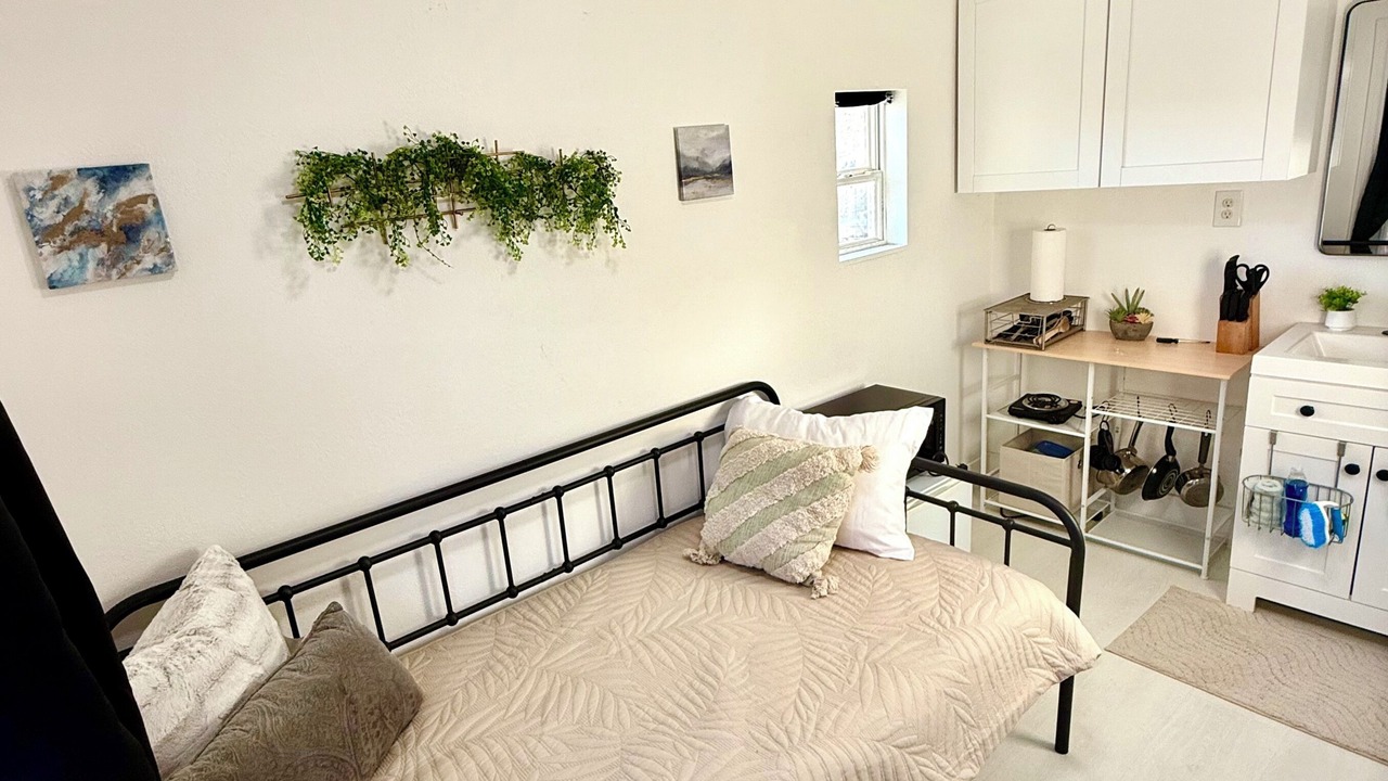 Photo of Bedroom in Central Oakland Park