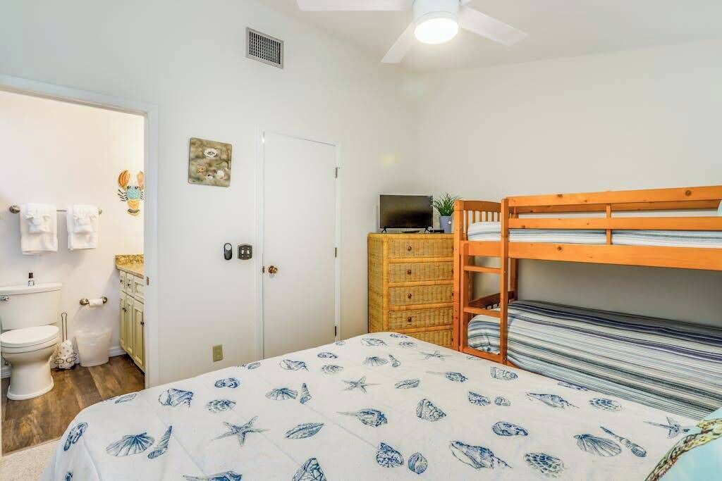 Photo of Bedroom in Bokeelia