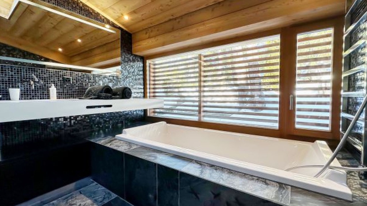 Photo of Bathroom in Lens