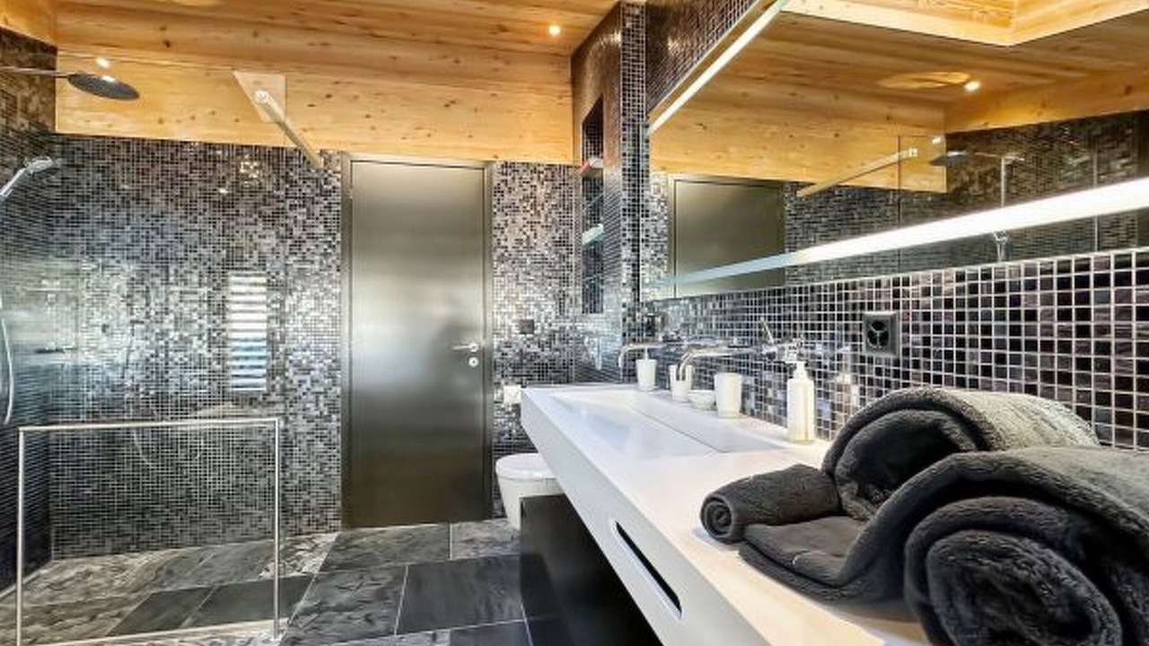 Photo of Bathroom in Lens