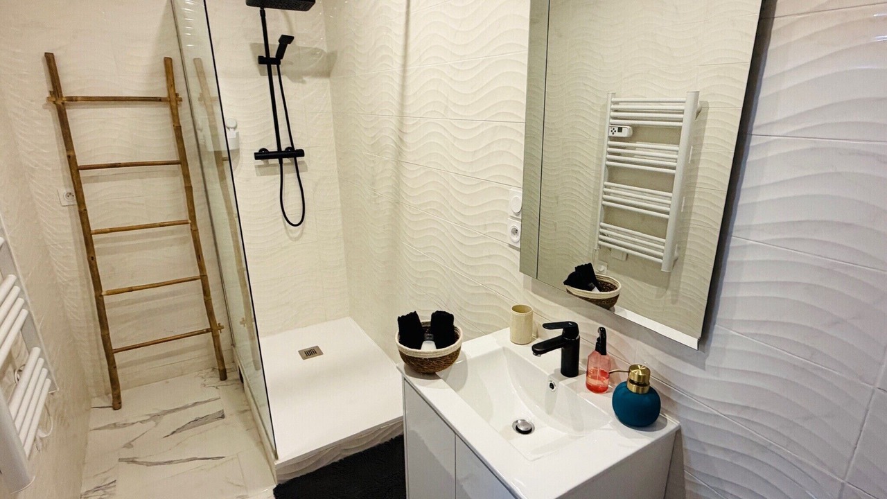 Photo of Bathroom in Neuilly-Saint-Front