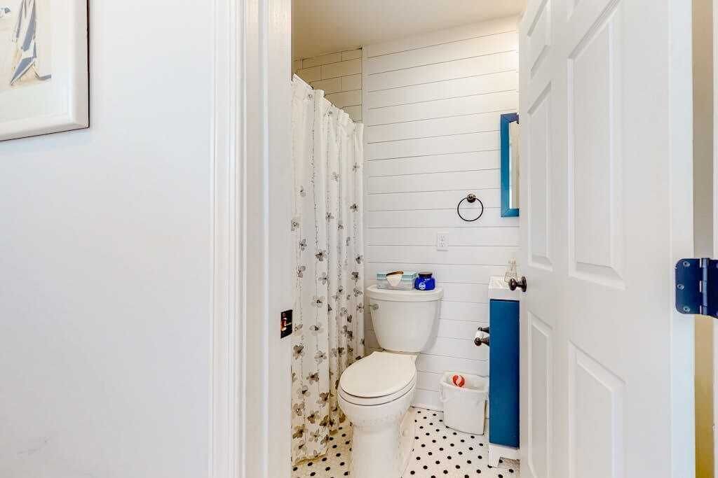 Photo of Bathroom in South Bethany Harbor