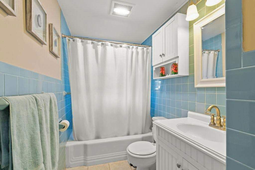 Photo of Bathroom in Teaticket