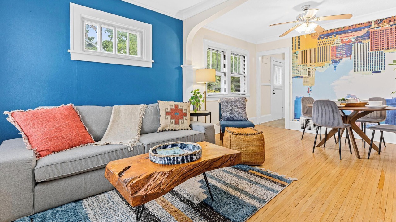 Photo of Livingroom in Midway