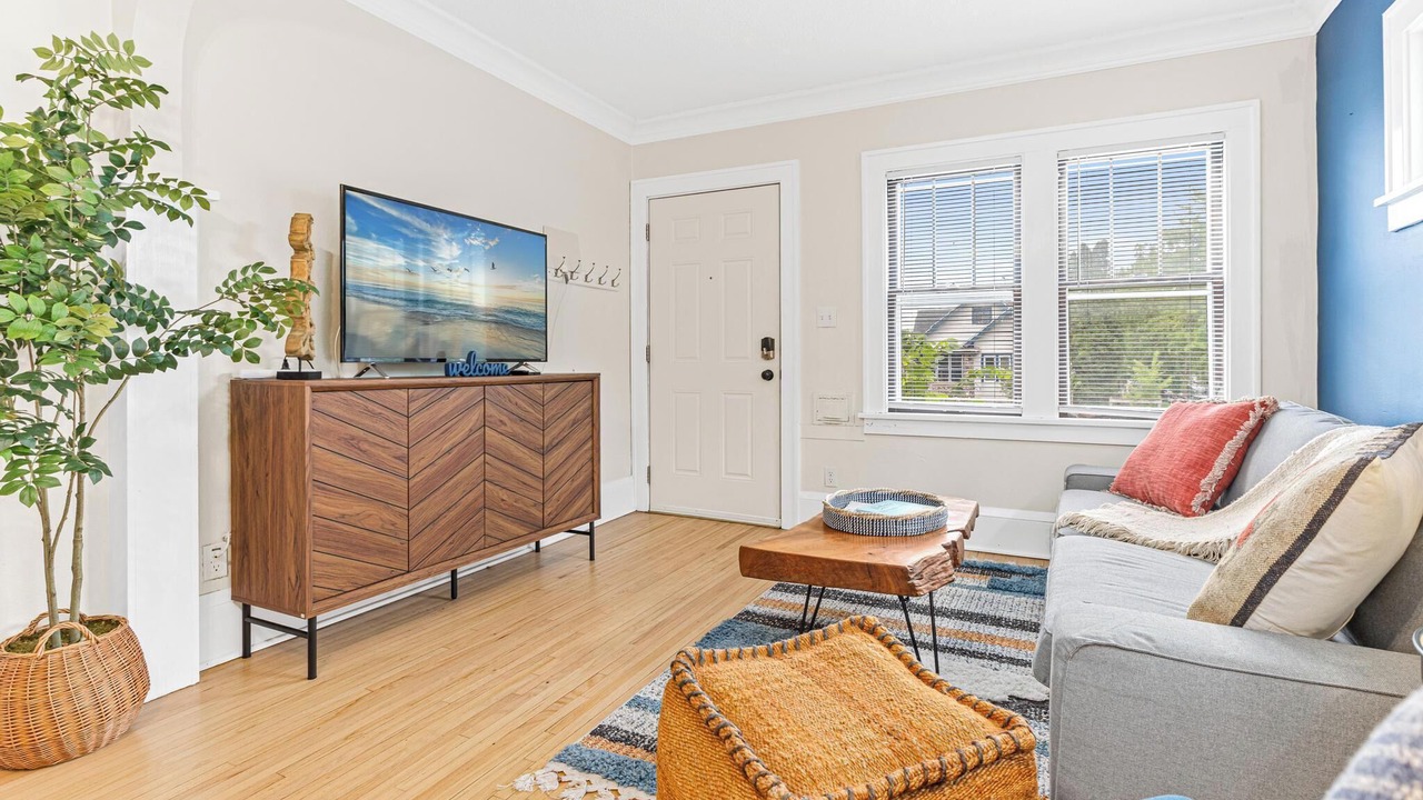 Photo of Livingroom in Midway