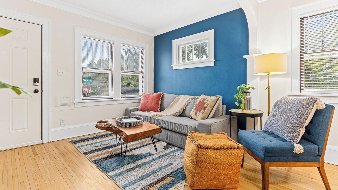 Photo of Livingroom in Midway