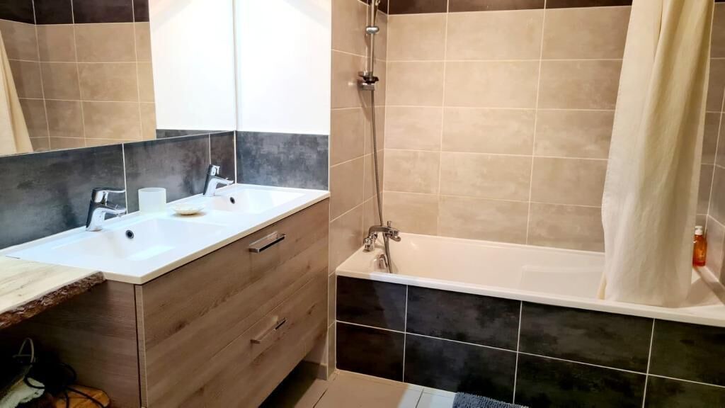 Photo of Bathroom in Pilotiere