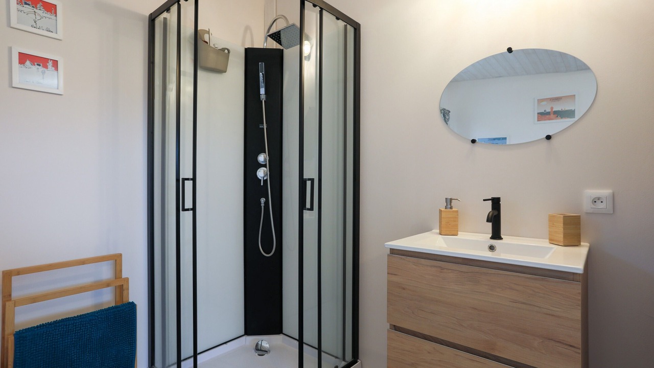 Photo of Bathroom in Tredrez-Locquemeau