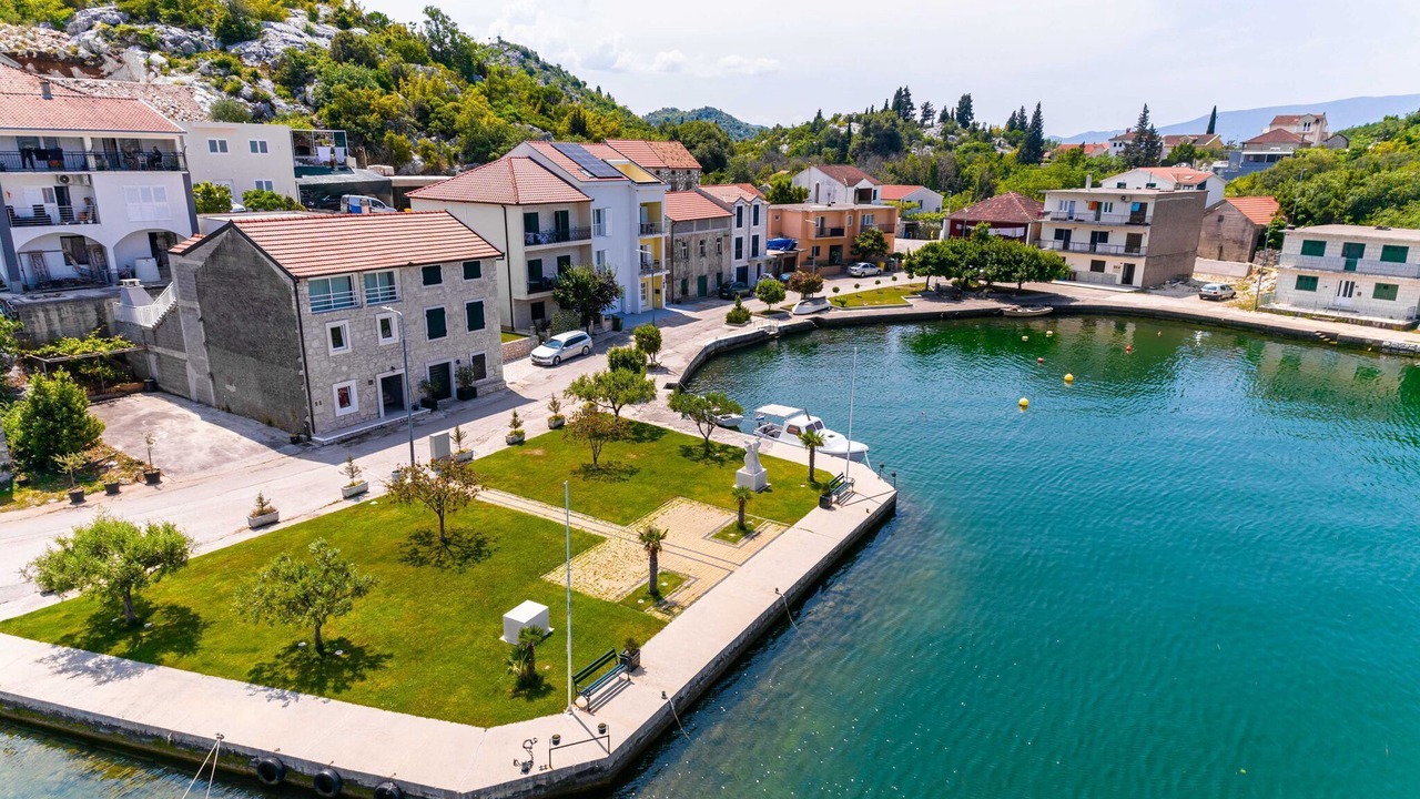 Photo of Others in Ploce
