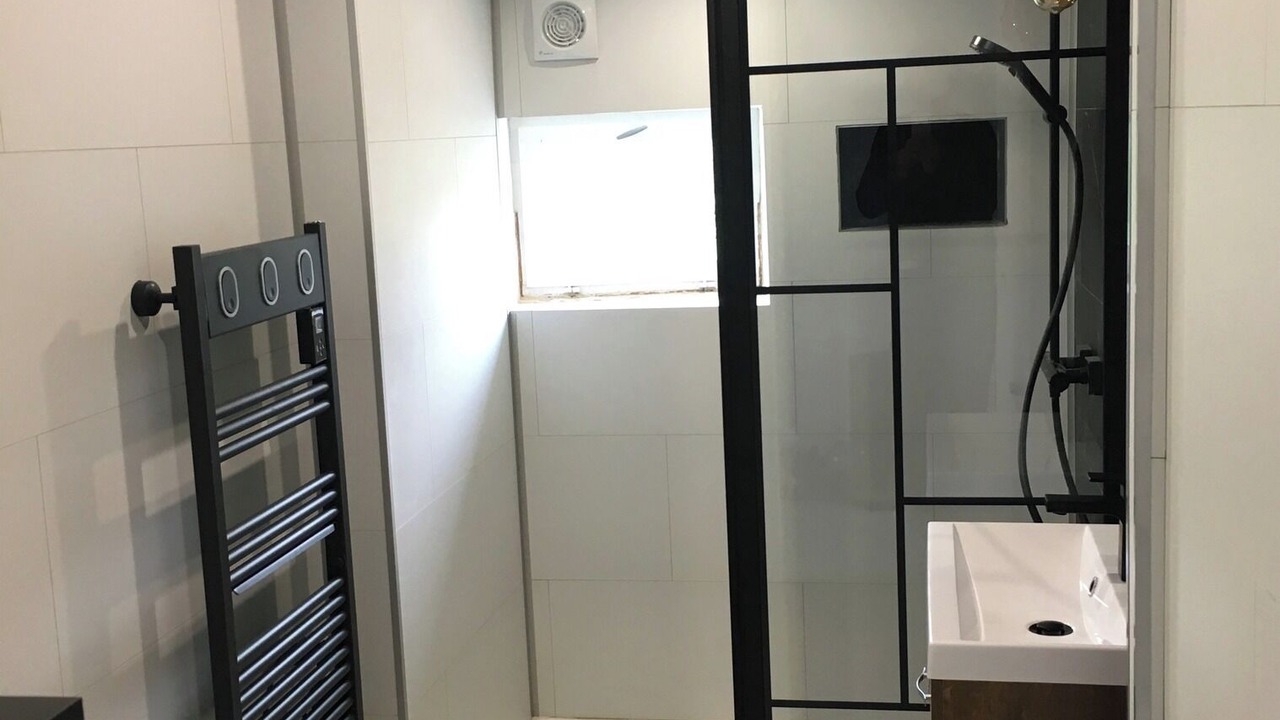 Photo of Bathroom in Warnecourt
