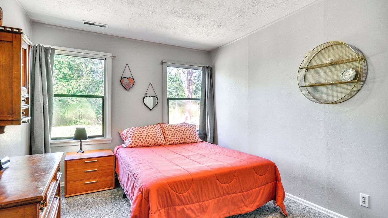 Photo of Bedroom in Cathlamet