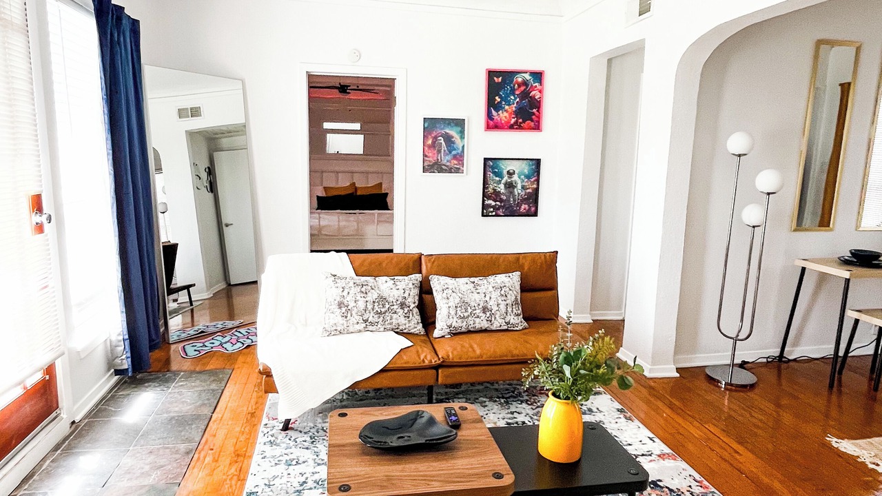 Photo of Livingroom in Junius Heights