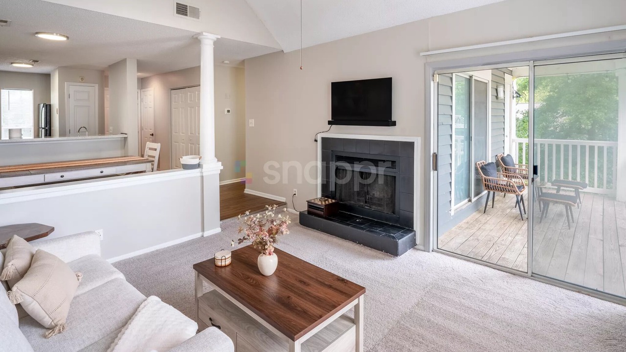 Photo of Livingroom in Beverly Woods