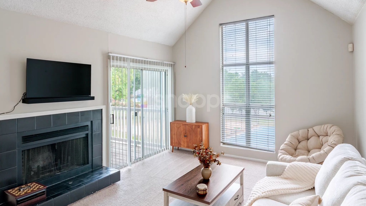 Photo of Livingroom in Beverly Woods