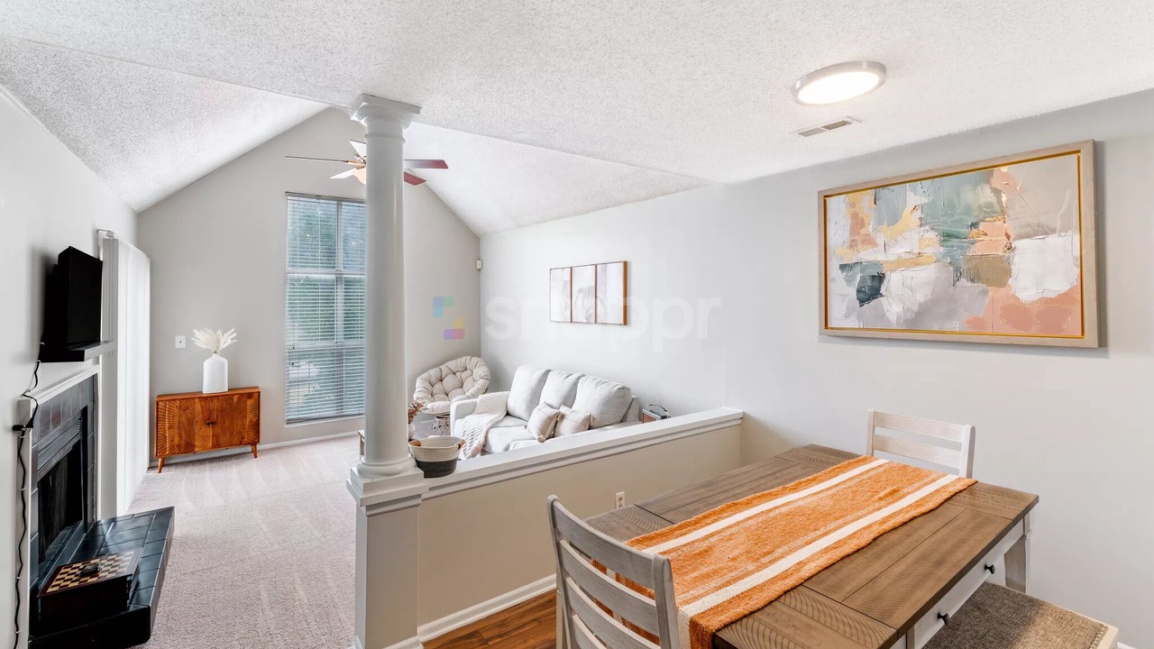 Photo of Livingroom in Beverly Woods