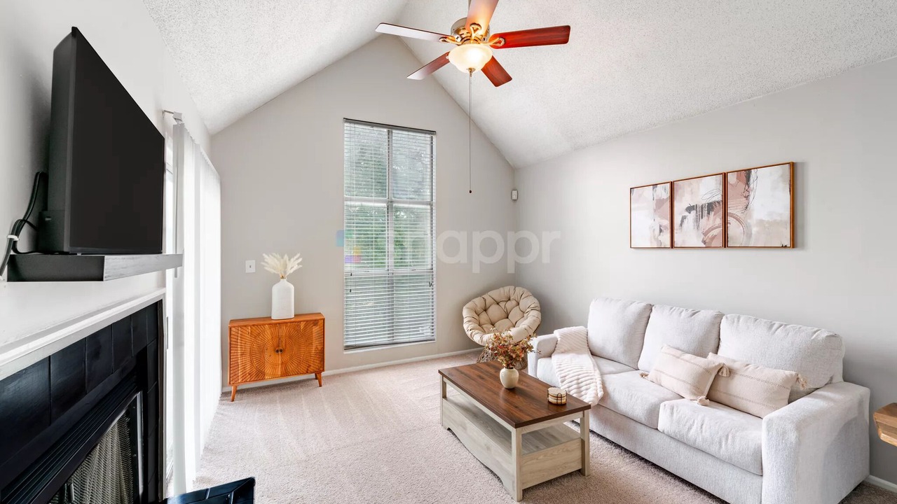 Photo of Livingroom in Beverly Woods
