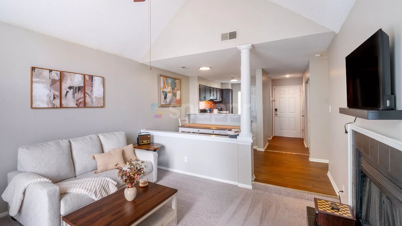 Photo of Livingroom in Beverly Woods