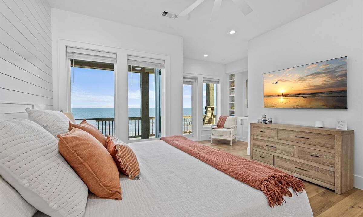 Photo of Bedroom in Crystal Beach