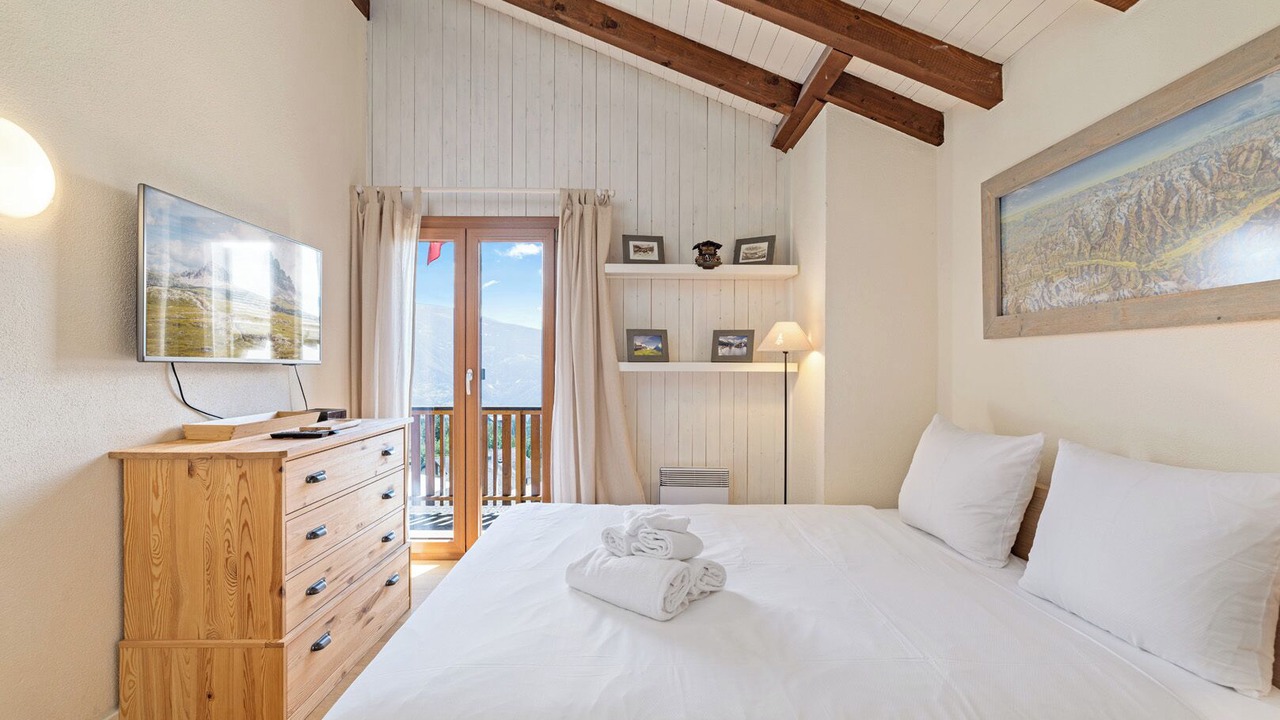 Photo of Bedroom in Lens