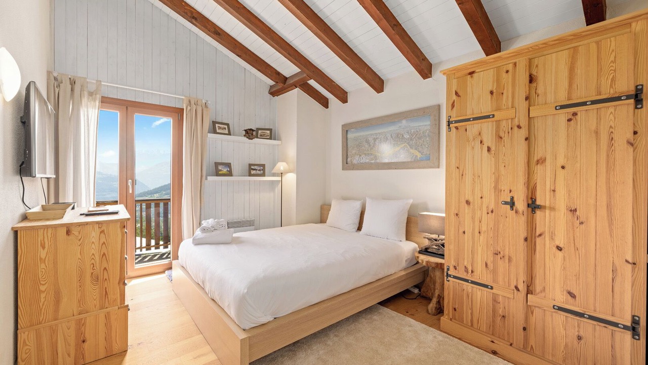 Photo of Bedroom in Lens