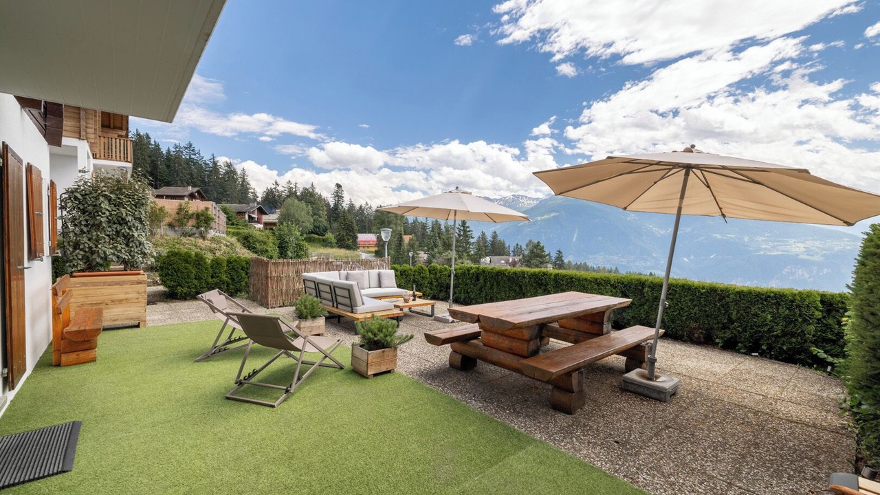 Photo of Outdoor in Lens