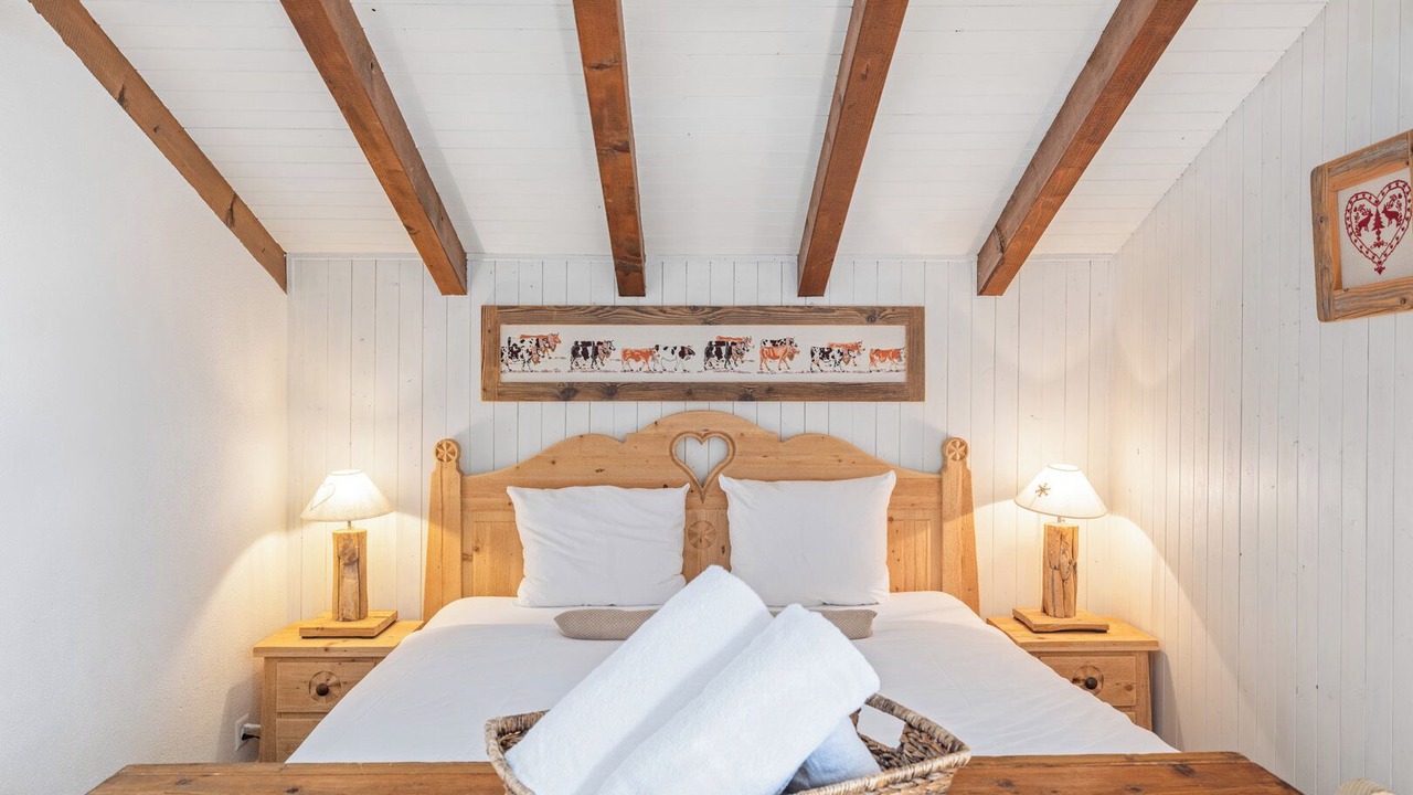 Photo of Bedroom in Lens