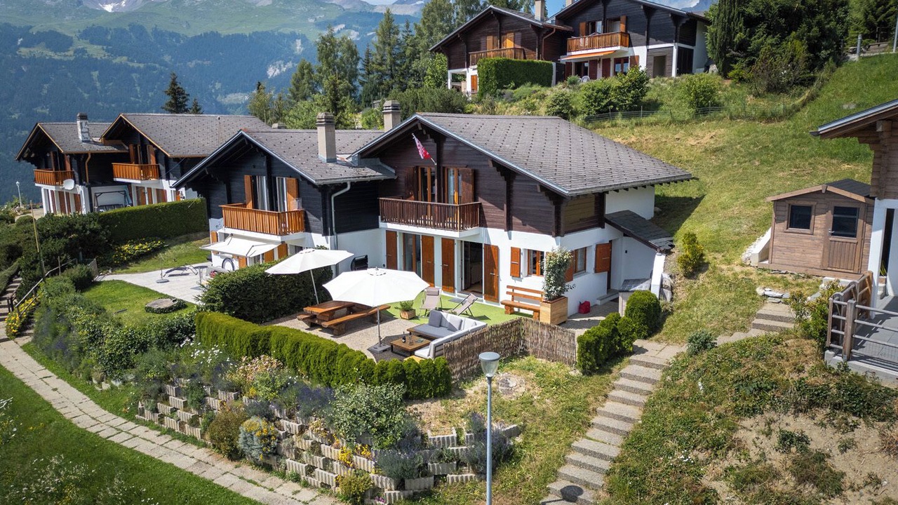 Photo of Outdoor in Lens