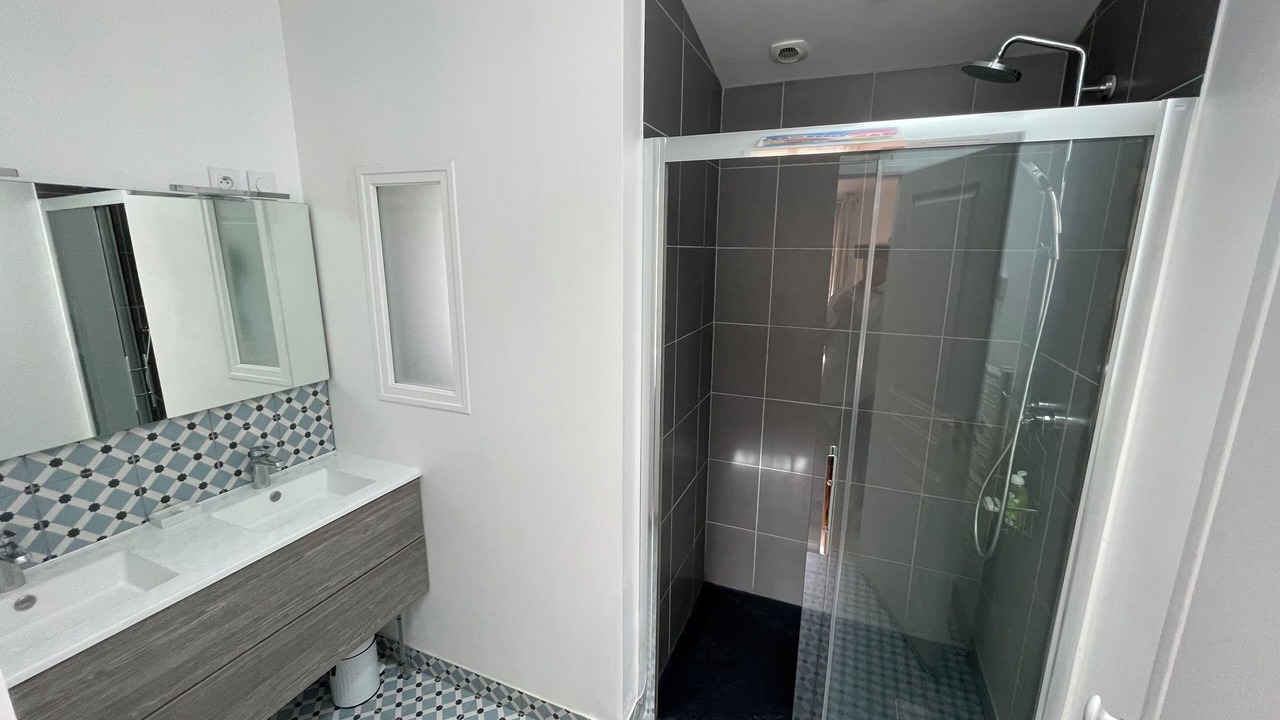 Photo of Bathroom in Parame