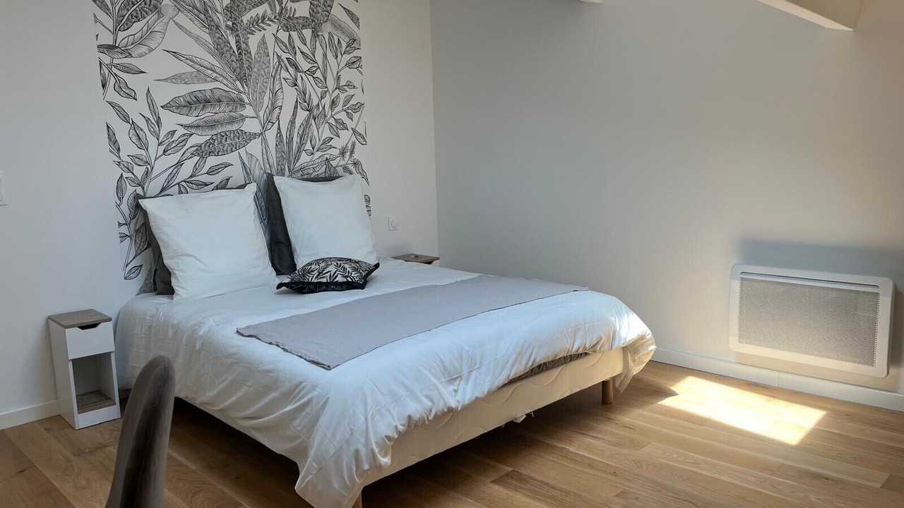 Photo of Bedroom in Comedie