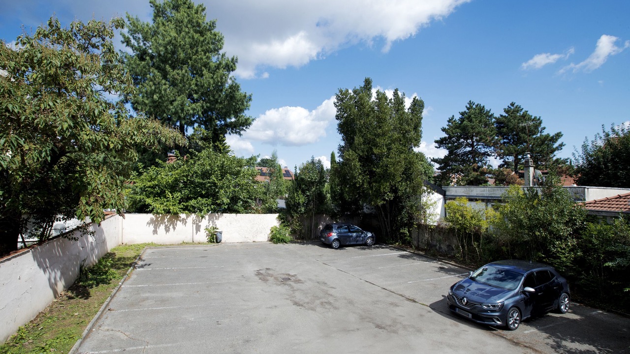 Photo of Others in Bron