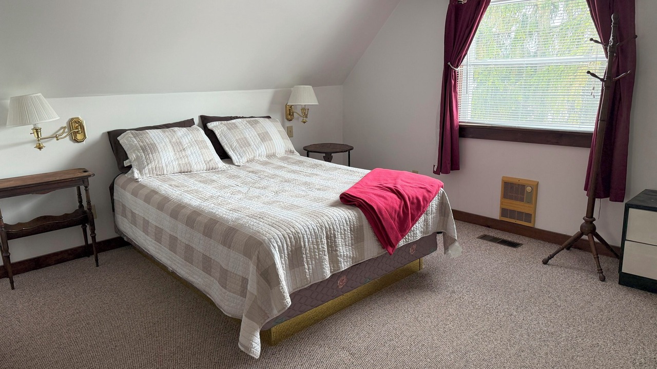 Photo of Bedroom in Brier Hill