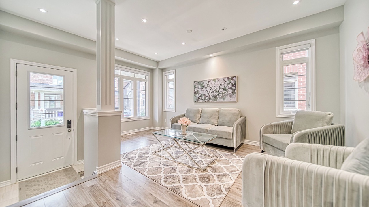 Photo of Livingroom in Ajax