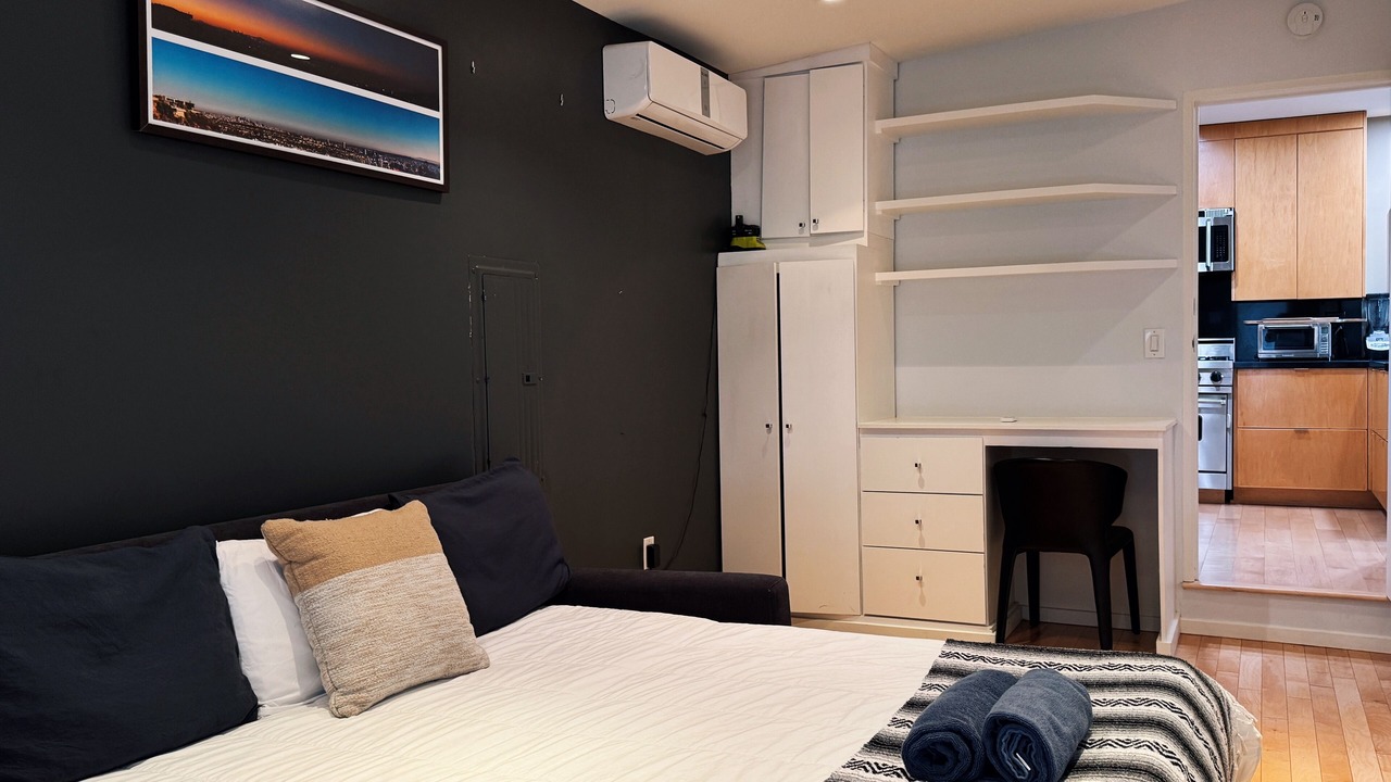 Photo of Bedroom in Hollywood Hills West