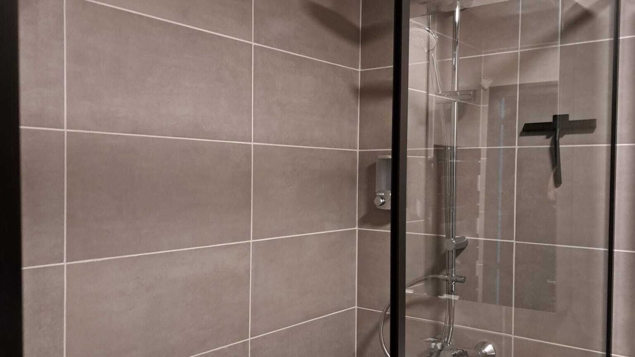 Photo of Bathroom in Poincare - Foch - Anatole France - Croix de Bourgogne