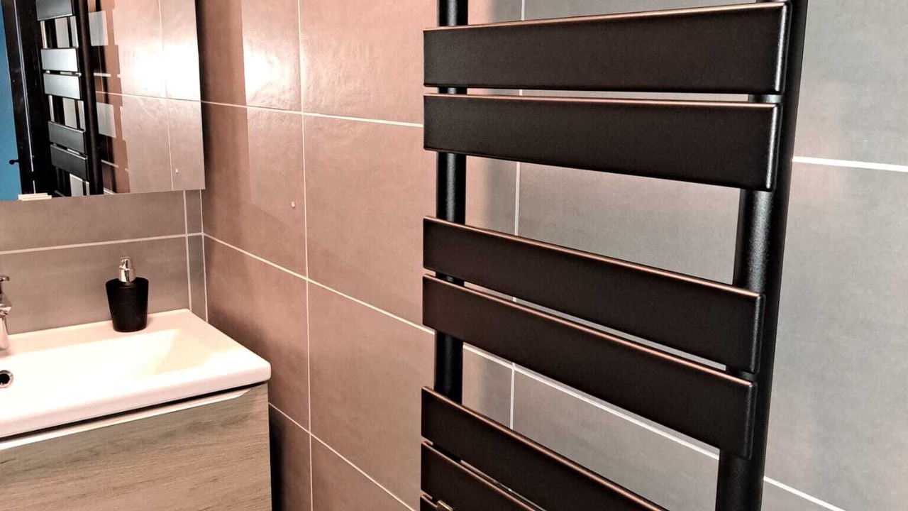 Photo of Bathroom in Poincare - Foch - Anatole France - Croix de Bourgogne