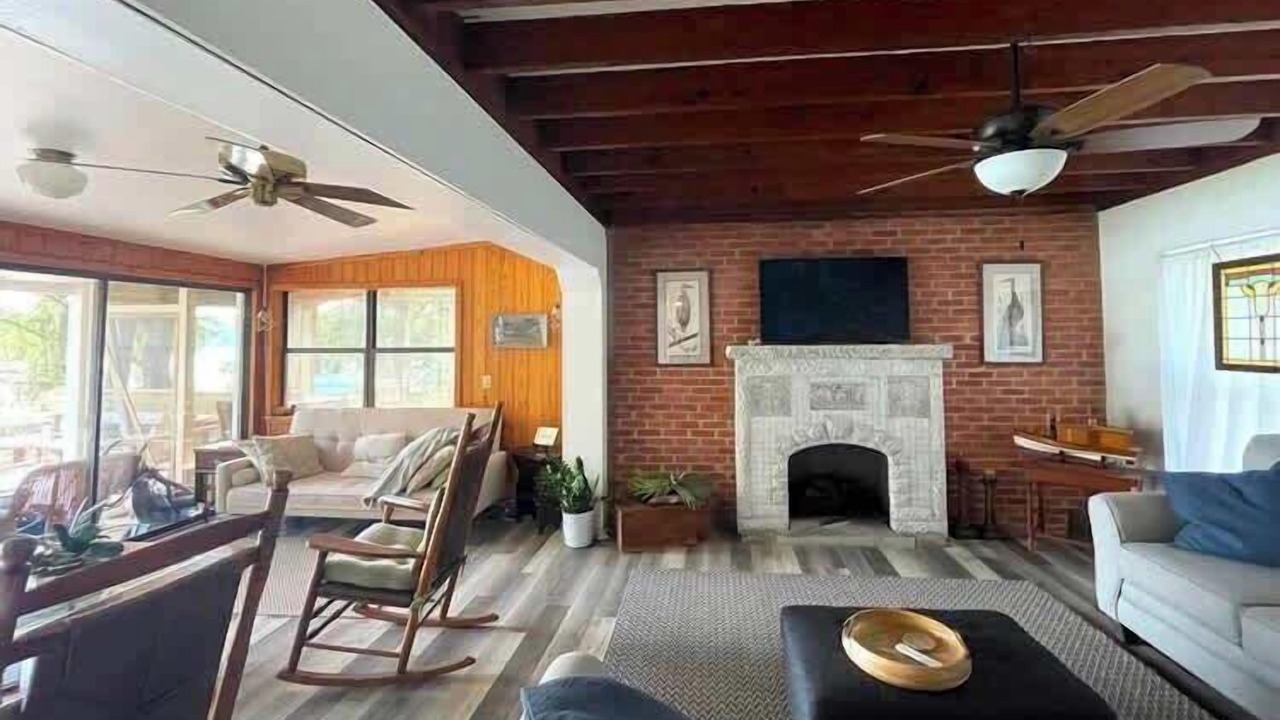 Photo of Livingroom in Putnam Hall