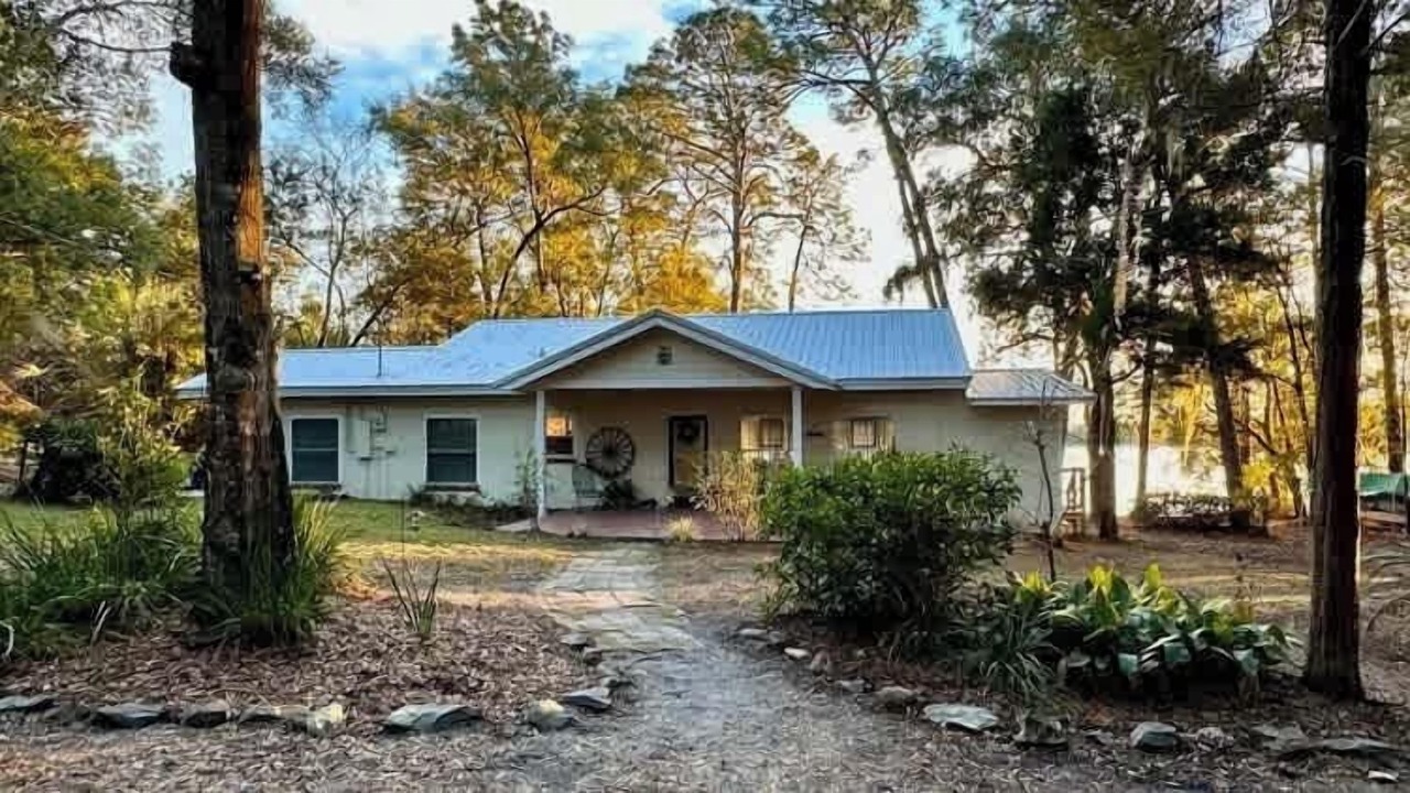 Photo of Outdoor in Putnam Hall