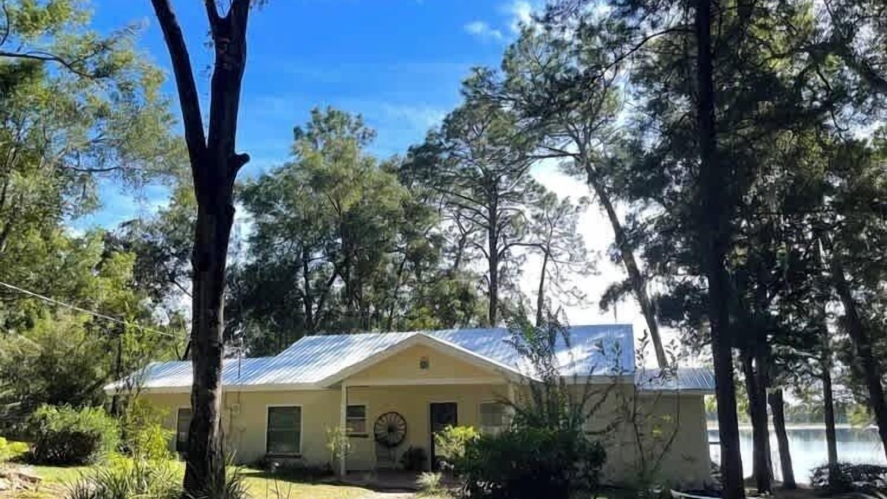 Photo of Outdoor in Putnam Hall