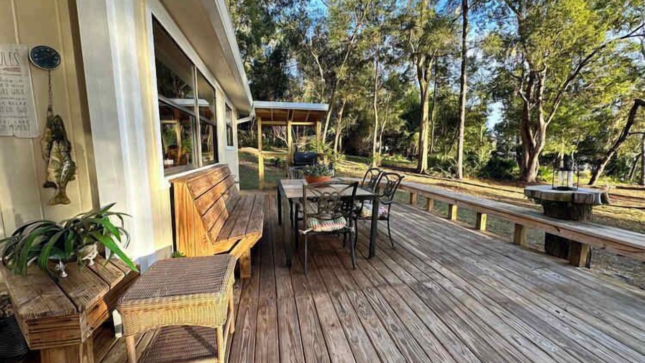 Photo of Outdoor in Putnam Hall