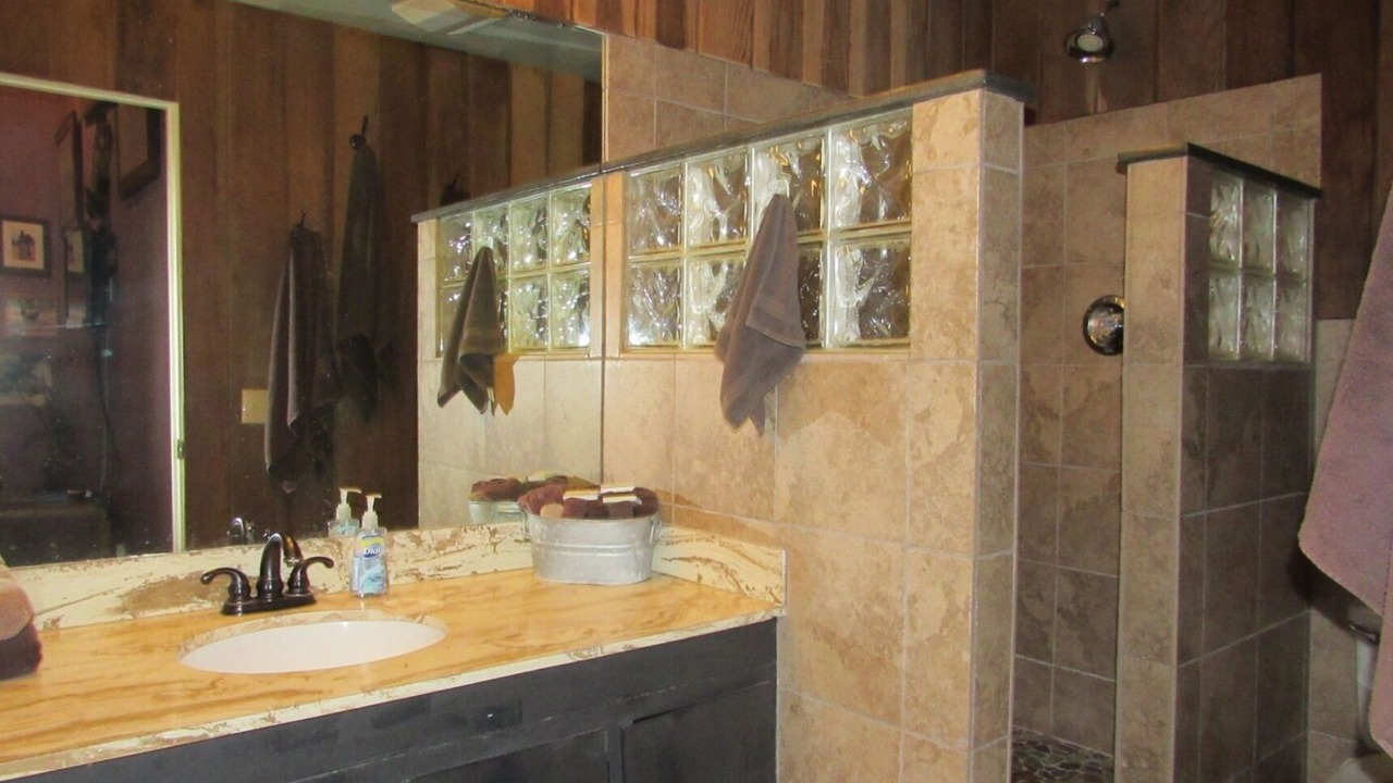 Photo of Bathroom in Mannford