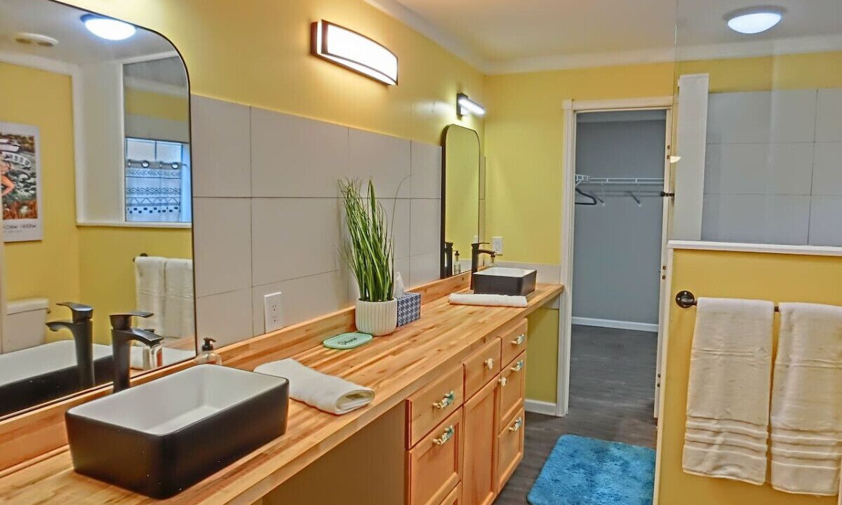 Photo of Bathroom in Weeki Wachee Gardens