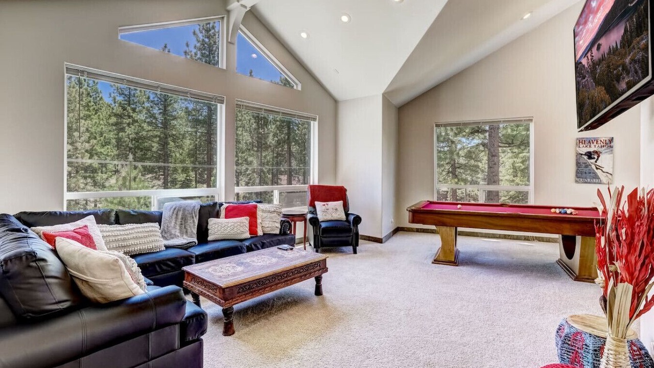 Photo of Livingroom in Round Hill Village