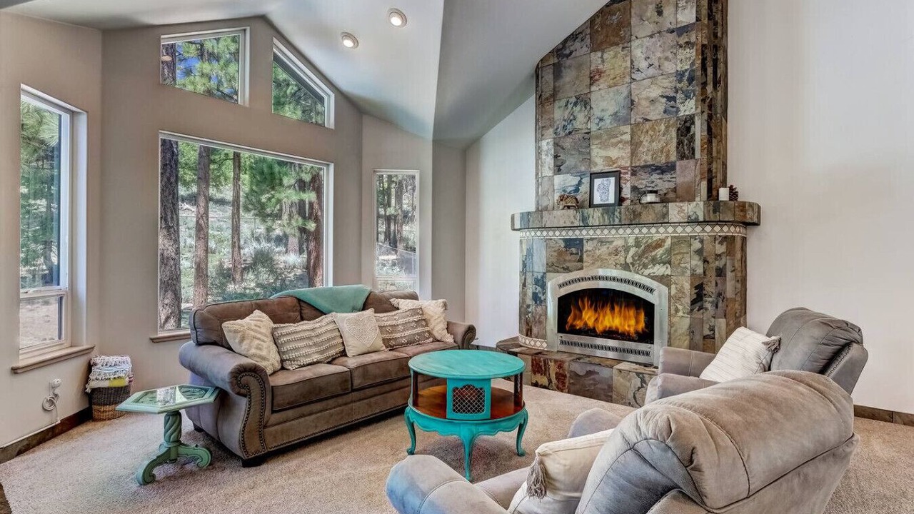 Photo of Livingroom in Round Hill Village