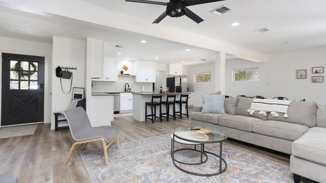 Photo of Livingroom in Oak Park - Northwood