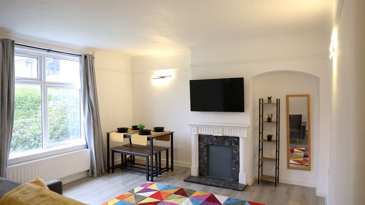 Photo of Livingroom in Mayesbrook