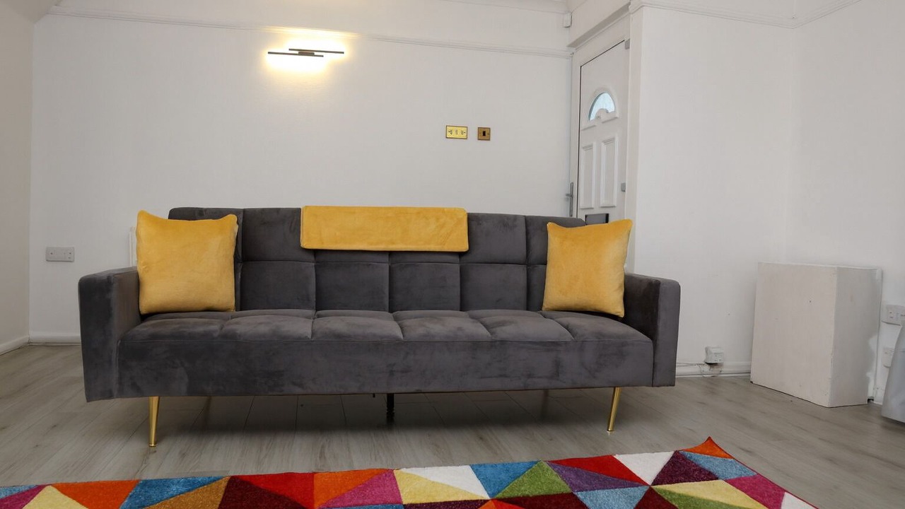 Photo of Livingroom in Mayesbrook