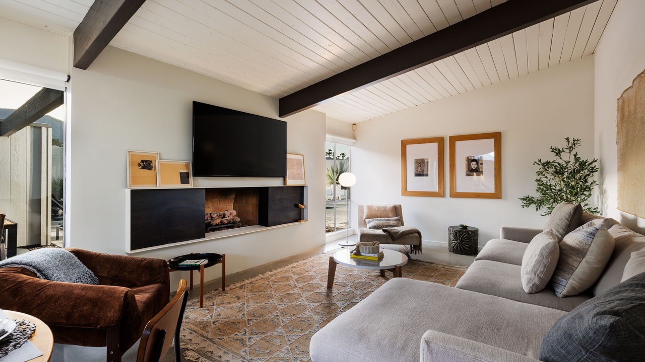 Photo of Livingroom in Racquet Club Estates