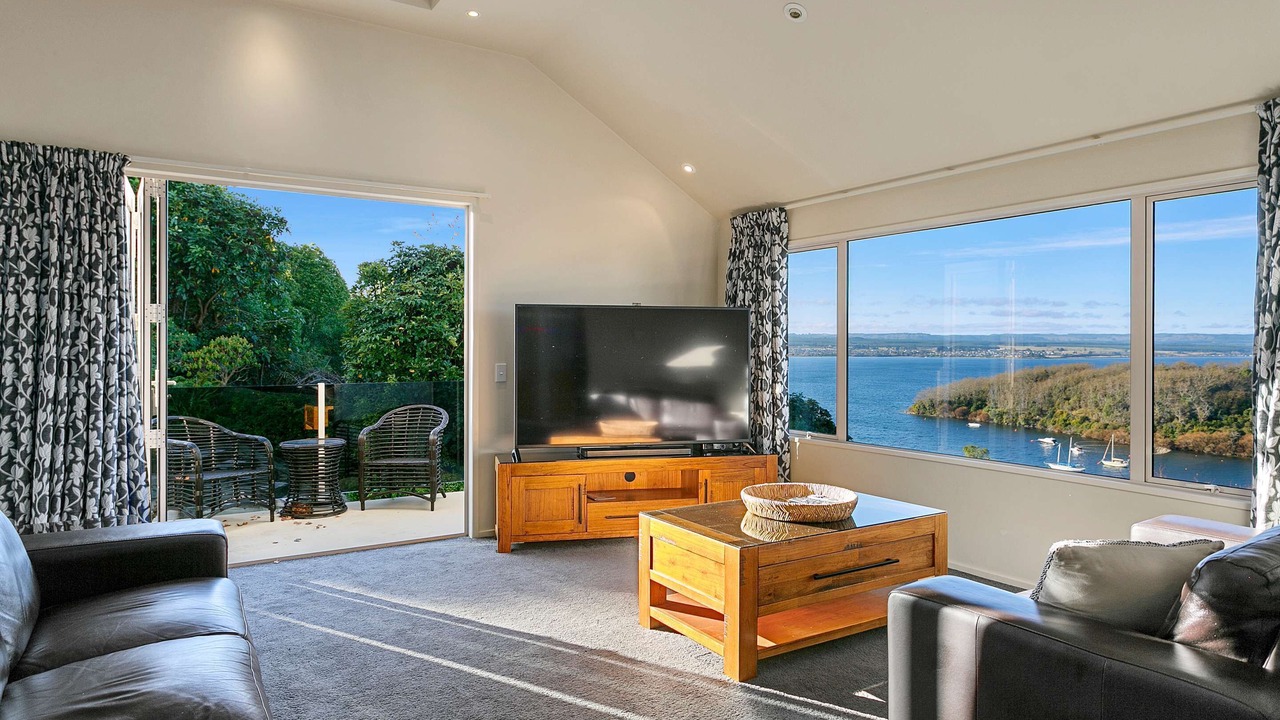 Photo of Livingroom in Acacia Bay